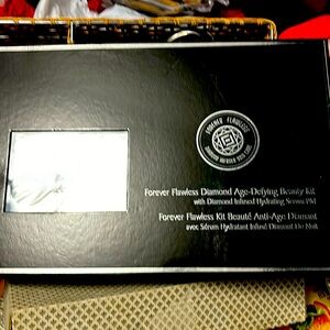 Forever Flawlwss Diamond Age Defying Beauty Kit with Diamond Hydrating Setum PM